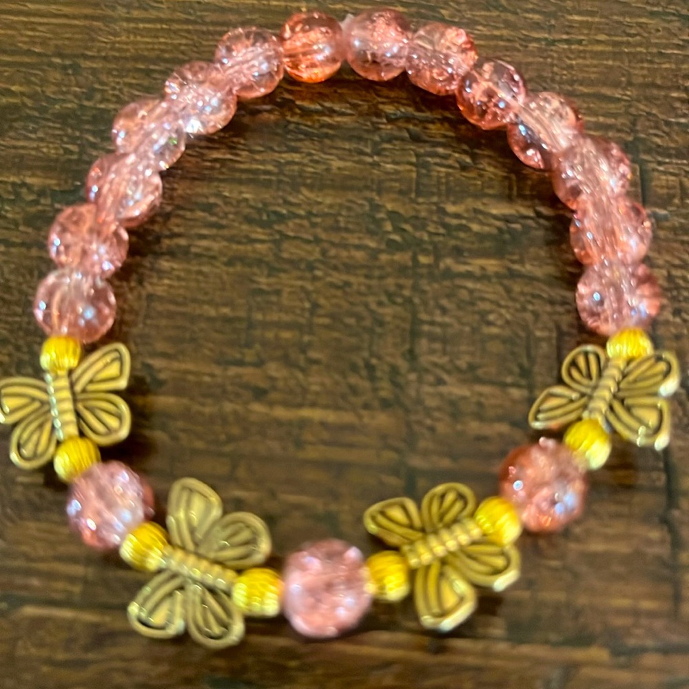 Pink clear glass butterfly beaded bracelet. Que for a gift or wearing.